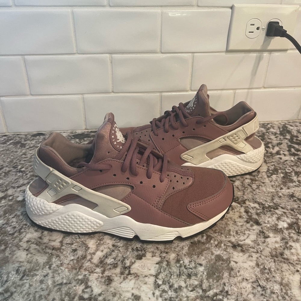 Nike Women's Athletic Shoes in Mauve and Cream